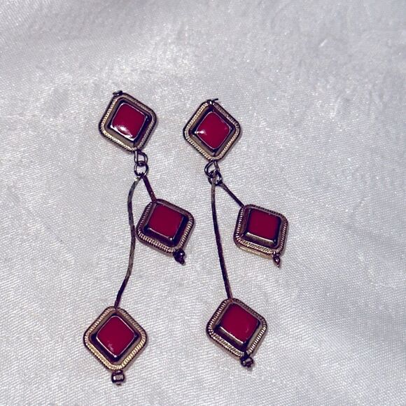 Vintage diamond shaped red enamel gold tone drop/dangle post earrings - Picture 2 of 3
